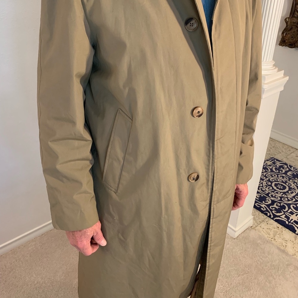 Mens knee-length trench coat. Orvis, 42 Long. Gortex, waterproof, no liner. Tan.